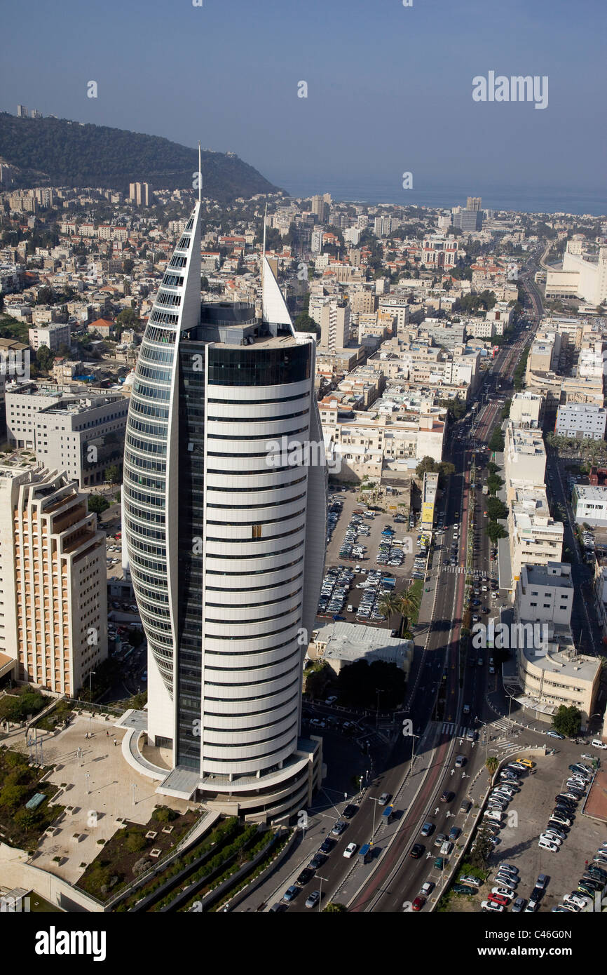 Fotografía aérea de un edificio singular en el centro de la ciudad de Haifa Foto de stock
