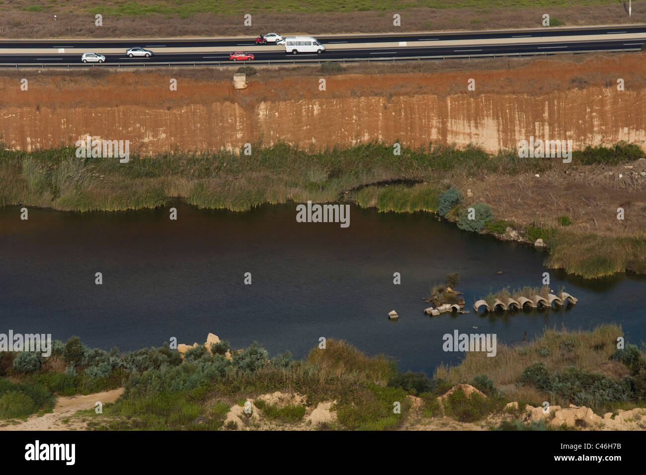 Fotografía aérea de la autopista costera Foto de stock