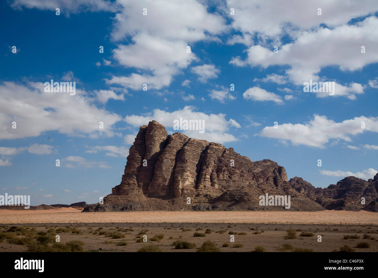 Fotografía de los masivos acantilados del desierto de Jordania Foto de stock