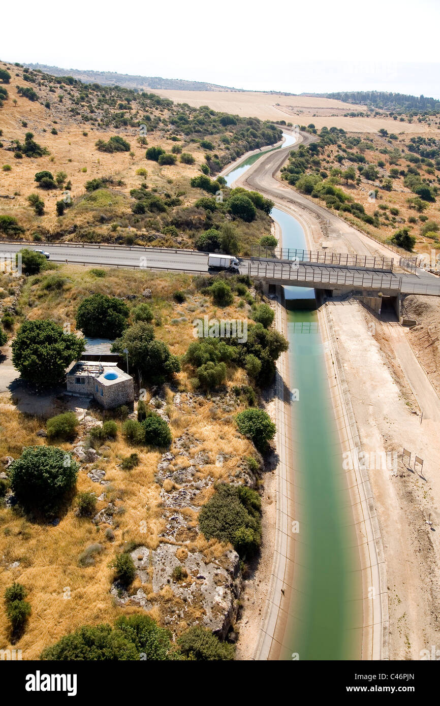 Fotografía aérea de un abierto canel del transportista nacional del agua en la alta Galilea Foto de stock