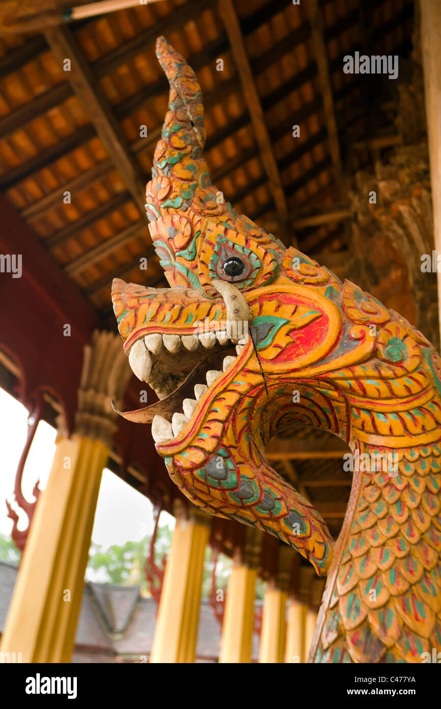 Dragón de madera colorida escultura en Haw Pha Kaew templo, Vientiane, Laos Foto de stock