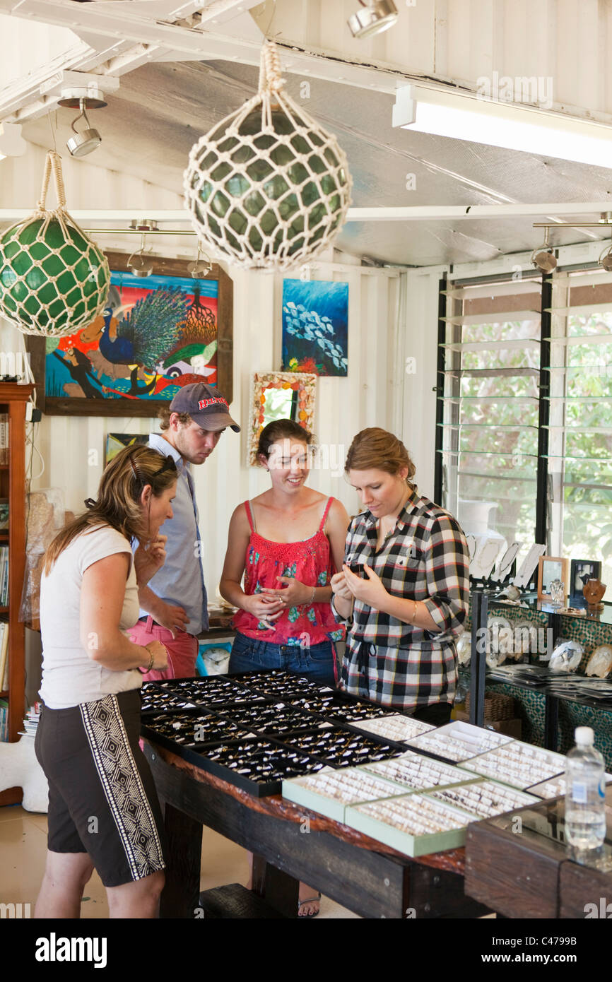 Los turistas comprar joyería en perla Kazu Perlas. Viernes Isla, Islas del Estrecho de Torres, Queensland, Australia Foto de stock