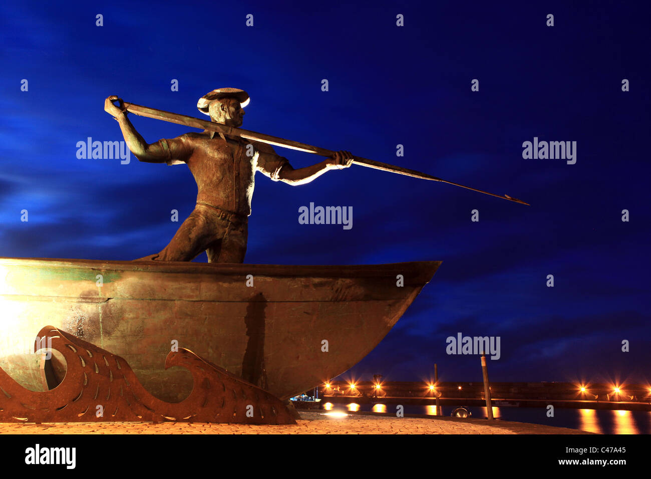 Una estatua de un ballenero con lanza. Antigua y tradicional la caza de ballenas en el archipiélago de las Azores, en São Roque do Pico, Pico island Foto de stock