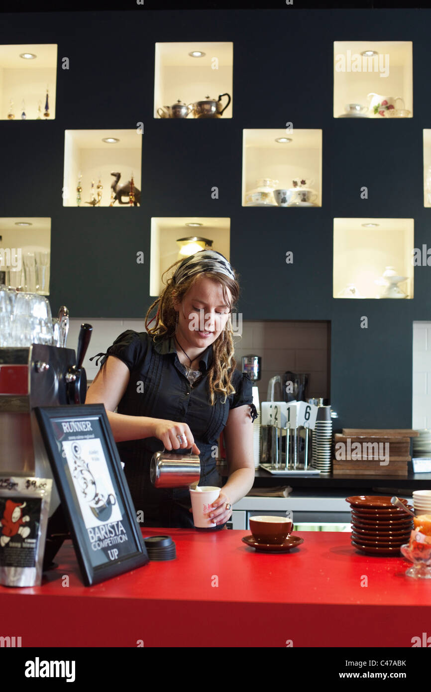 Barista hacer café en Bang Espresso Bar. Cairns, Queensland, Australia