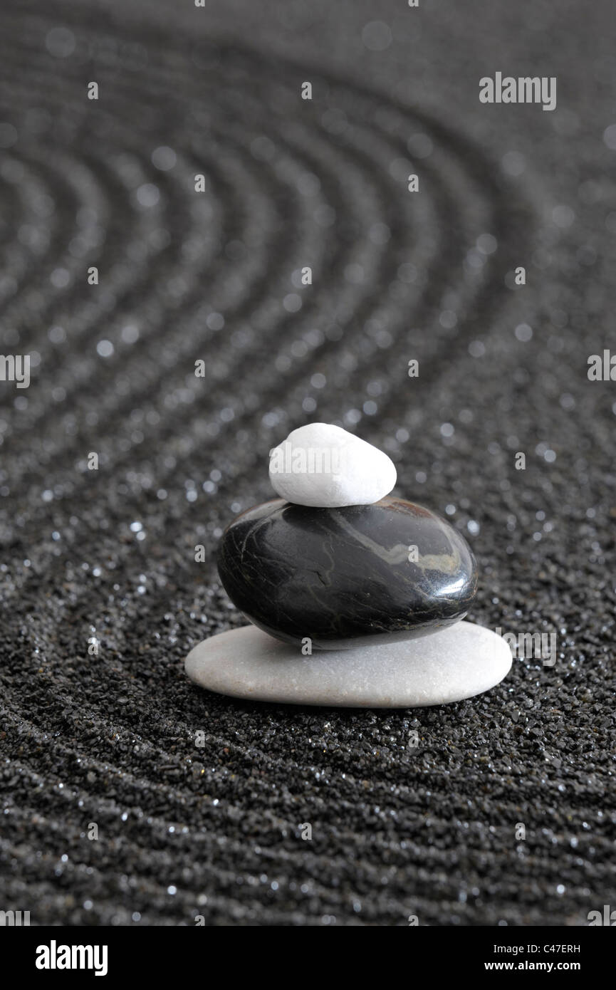 Jardín zen japonés en la arena con piedras Foto de stock