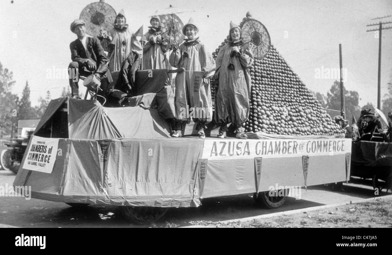 Los miembros de la cámara de comercio de azuza 1910s desfile de flotación los angeles california azusa Foto de stock