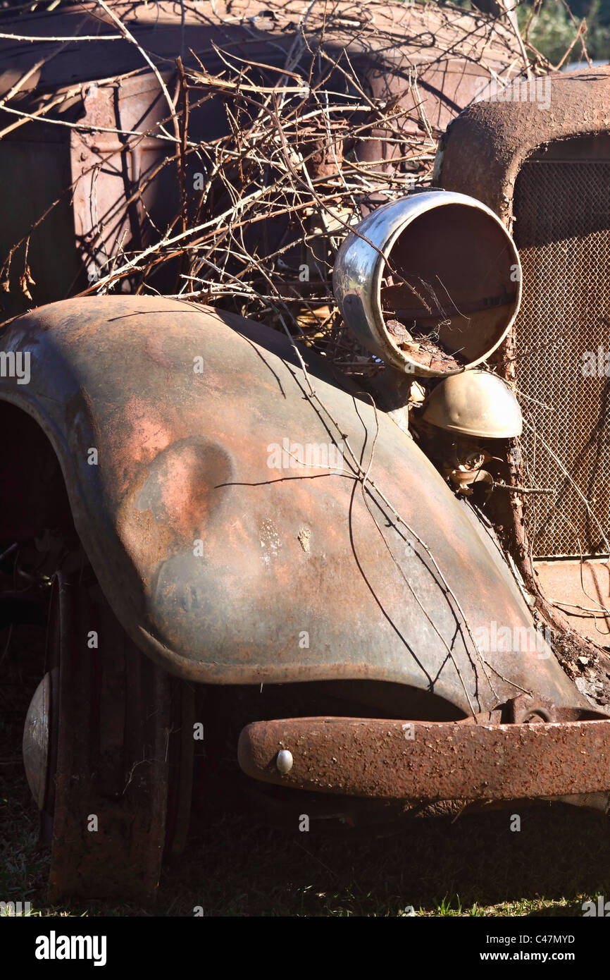 Los restos de un antiguo coche destinado para la restauración. Foto de stock