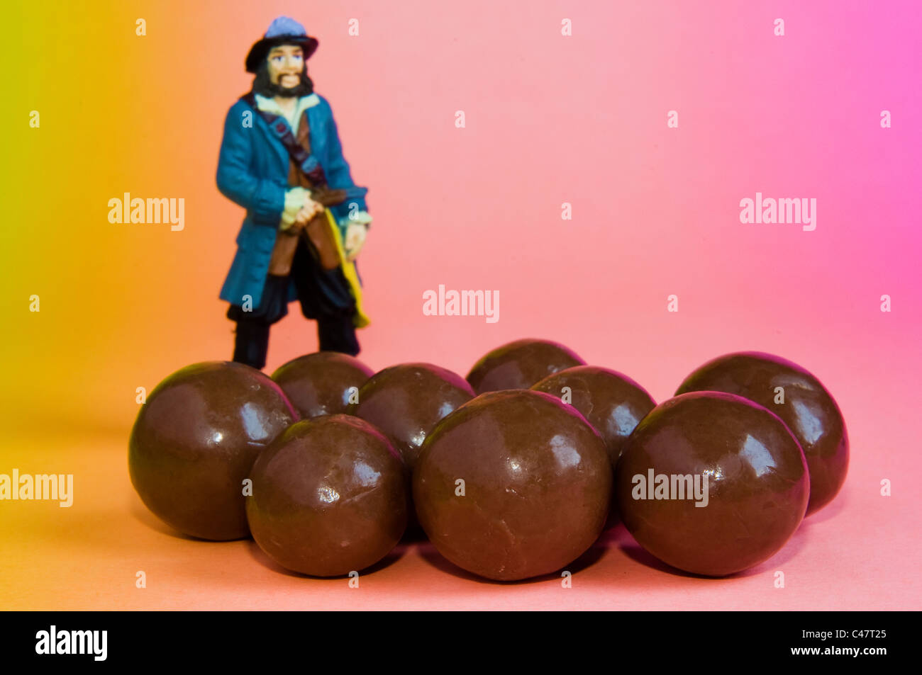 Bombones con muñeco de plástico en miniatura Fotografía de stock - Alamy
