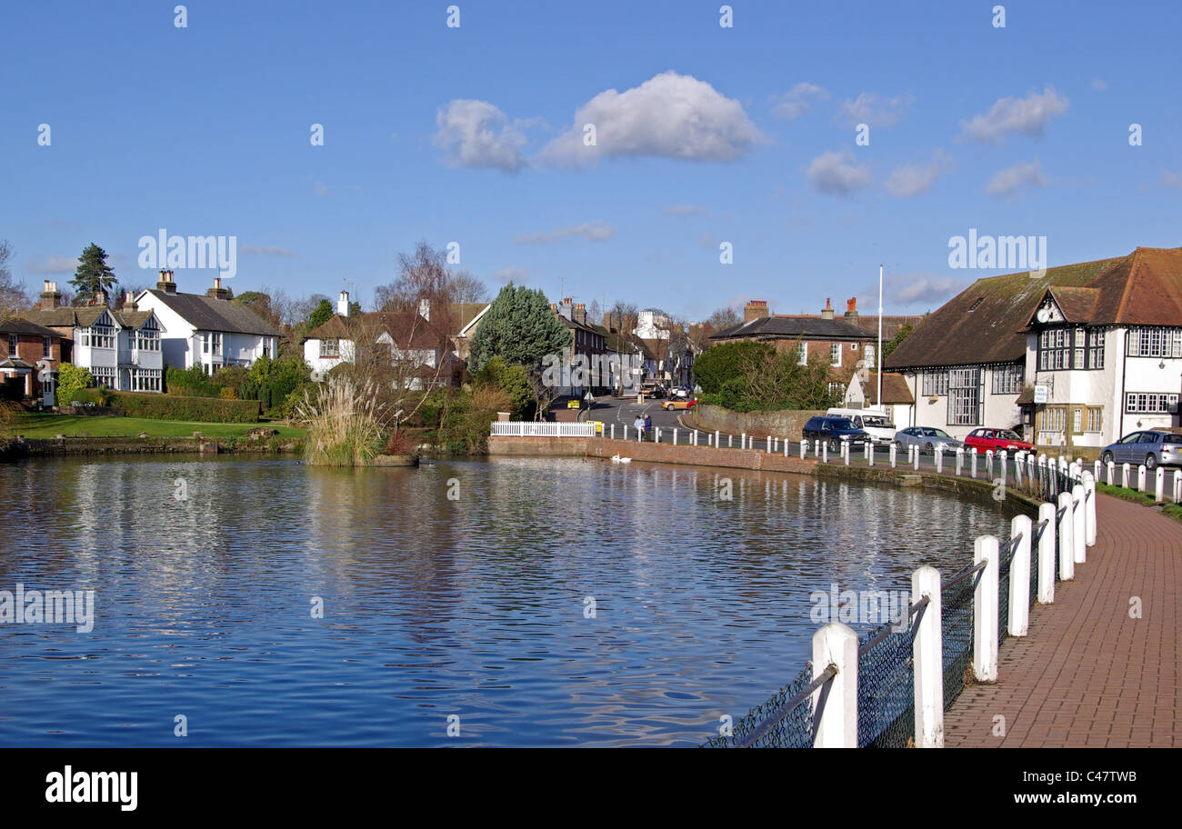 El estanque en el pintoresco pueblo de Lindfield, West Sussex, Inglaterra, Reino Unido Foto de stock