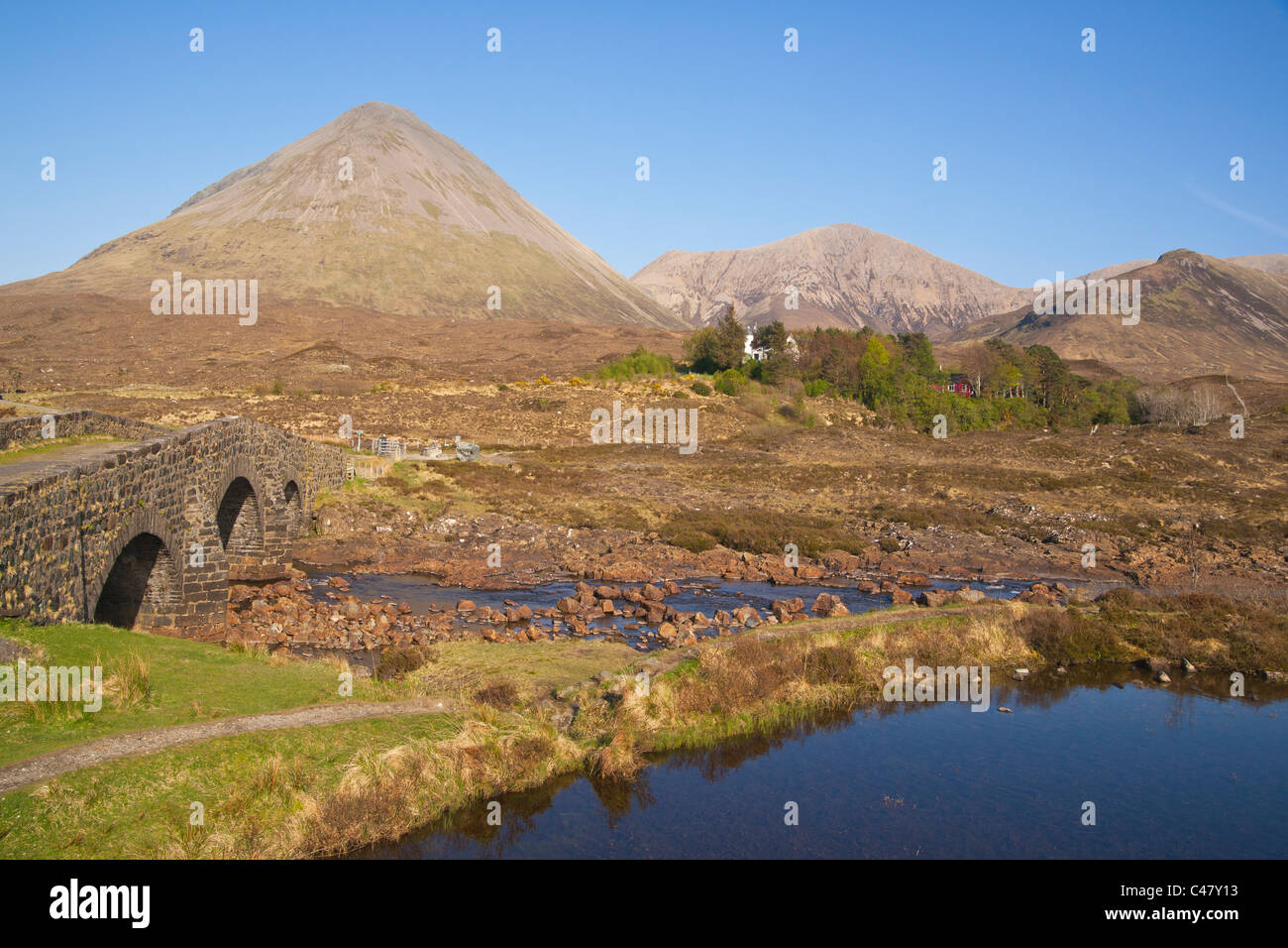 Sligachan, río, puente Cuillins, Isla de Skye, la región de tierras altas, Escocia Foto de stock