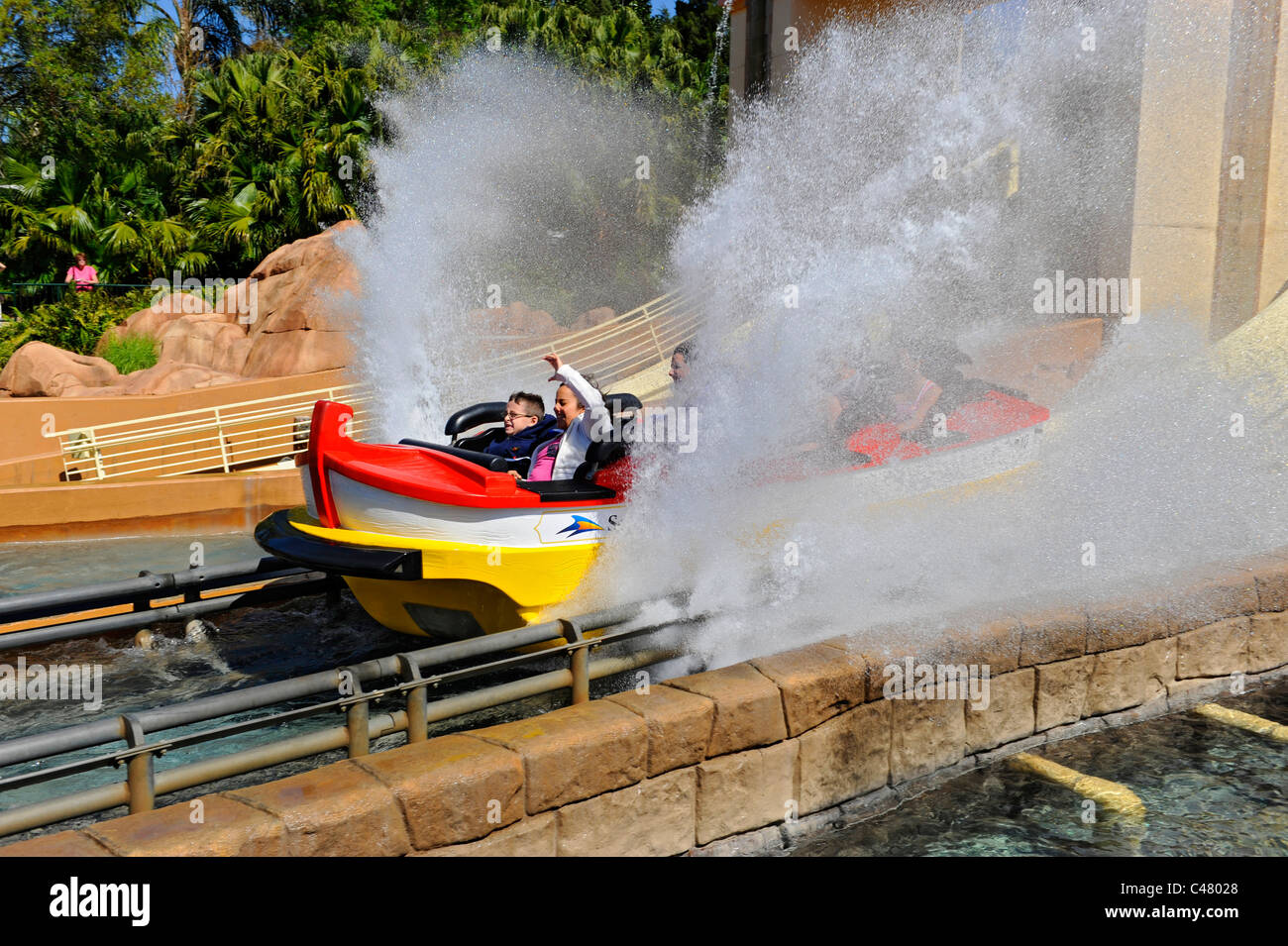 Sea World Adventure Theme Park de Orlando, Florida, Journey to Atlantis rollder posavasos en barco Foto de stock