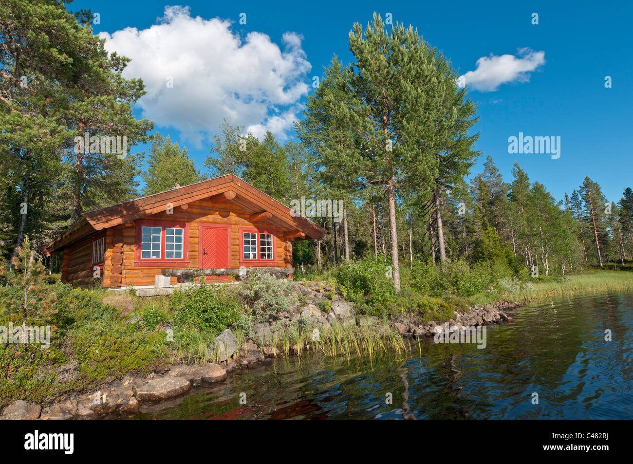 Un Blockhuette einem Waldsee, Rena, Hedmark, Norwegen, cabaña, Lago, Noruega Foto de stock