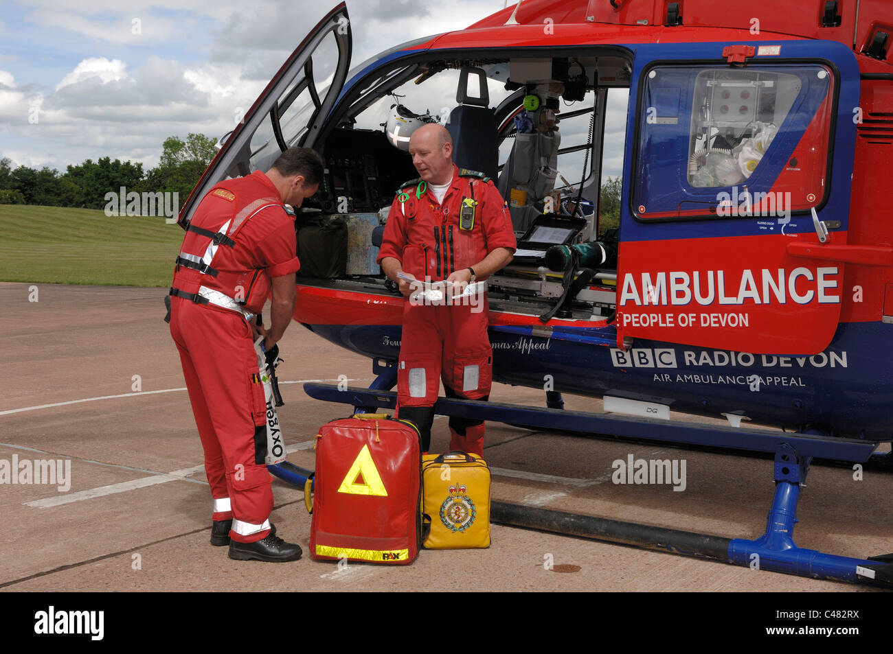Comprobación de la tripulación de Ambulancias Aéreas de Devon kit en helicóptero. Exeter Devon Foto de stock