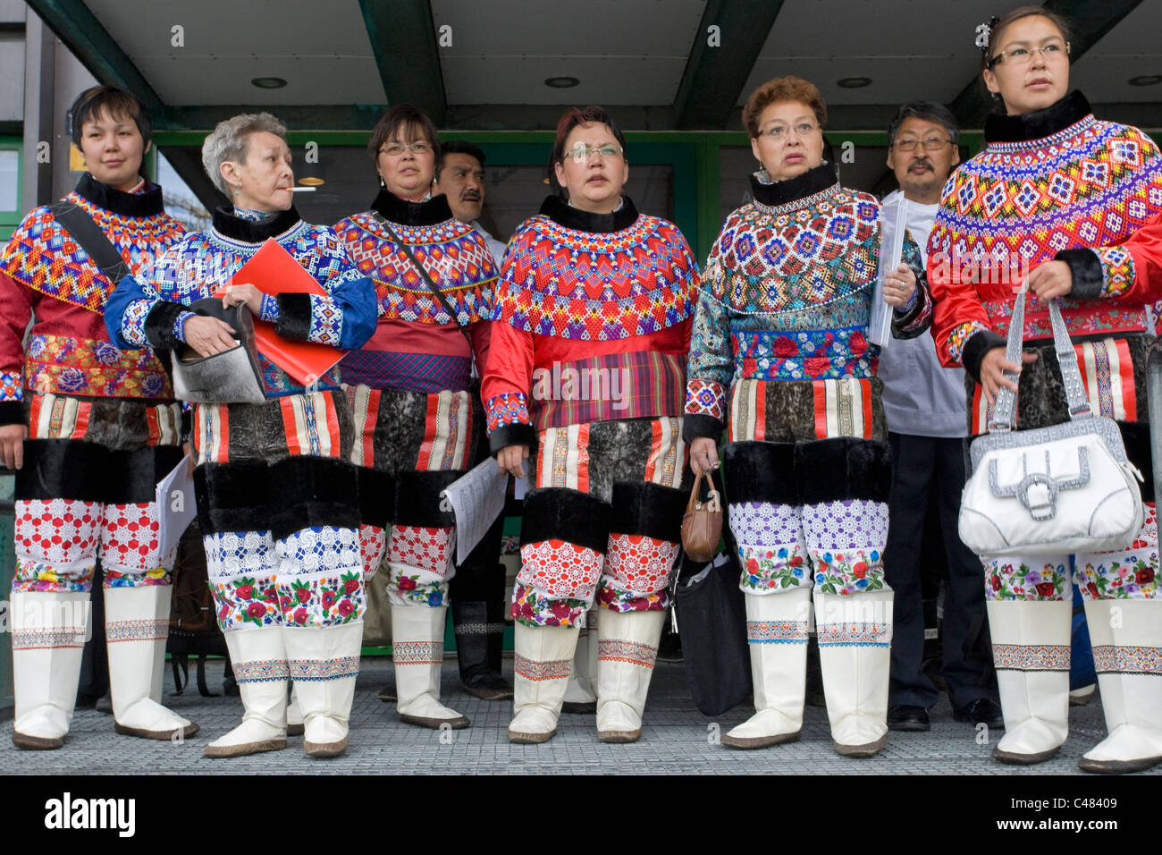 enviar Punto de partida terrorismo Personas vestidas con el traje tradicional en el Día Nacional de Groenlandia  en Nuuk, Groenlandia Fotografía de stock - Alamy
