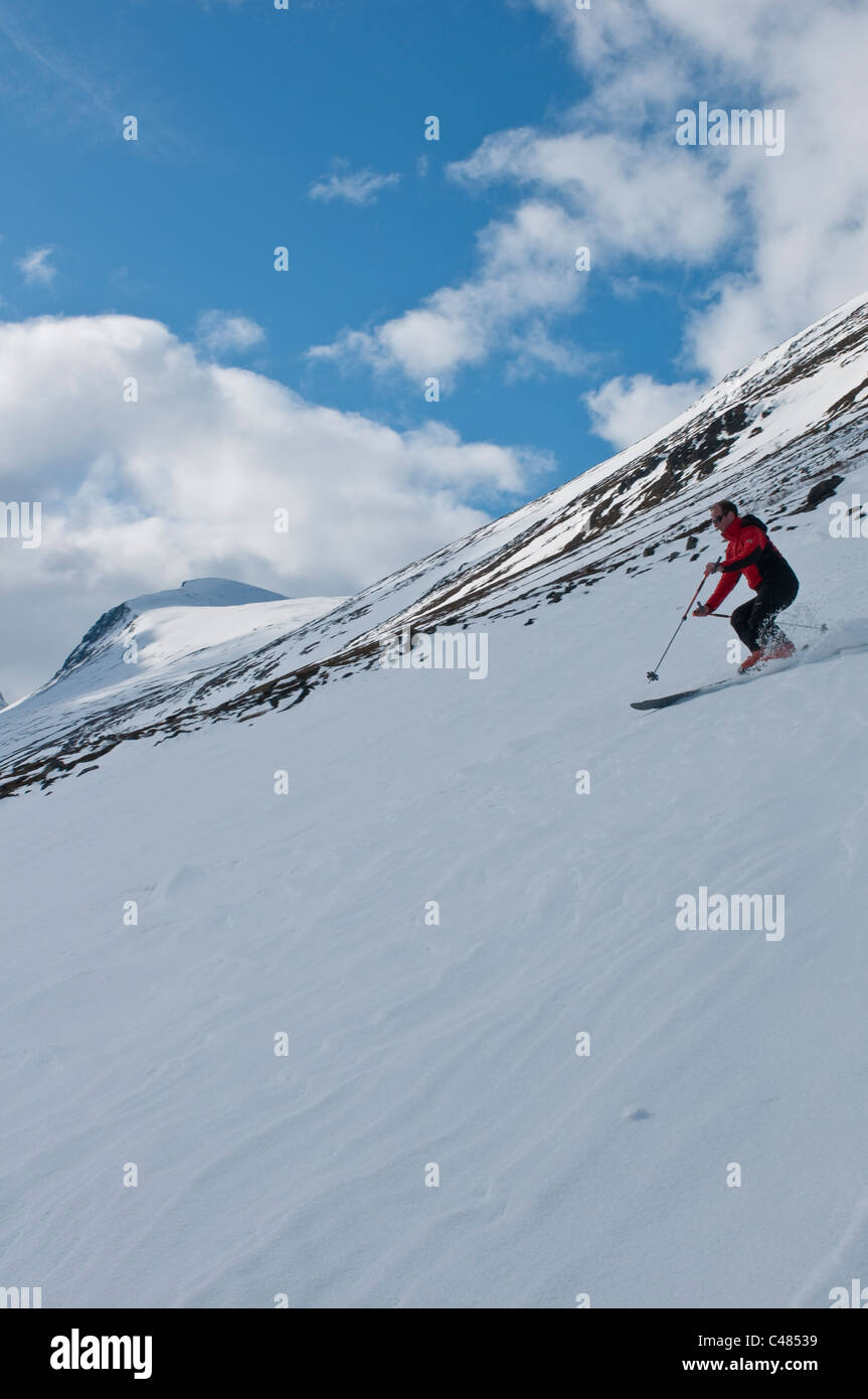 Im Tal Stuor Reaiddavaggi Skifahrer, Kebnekaisefjaell, Norrbotten, Laponia, Schweden Foto de stock