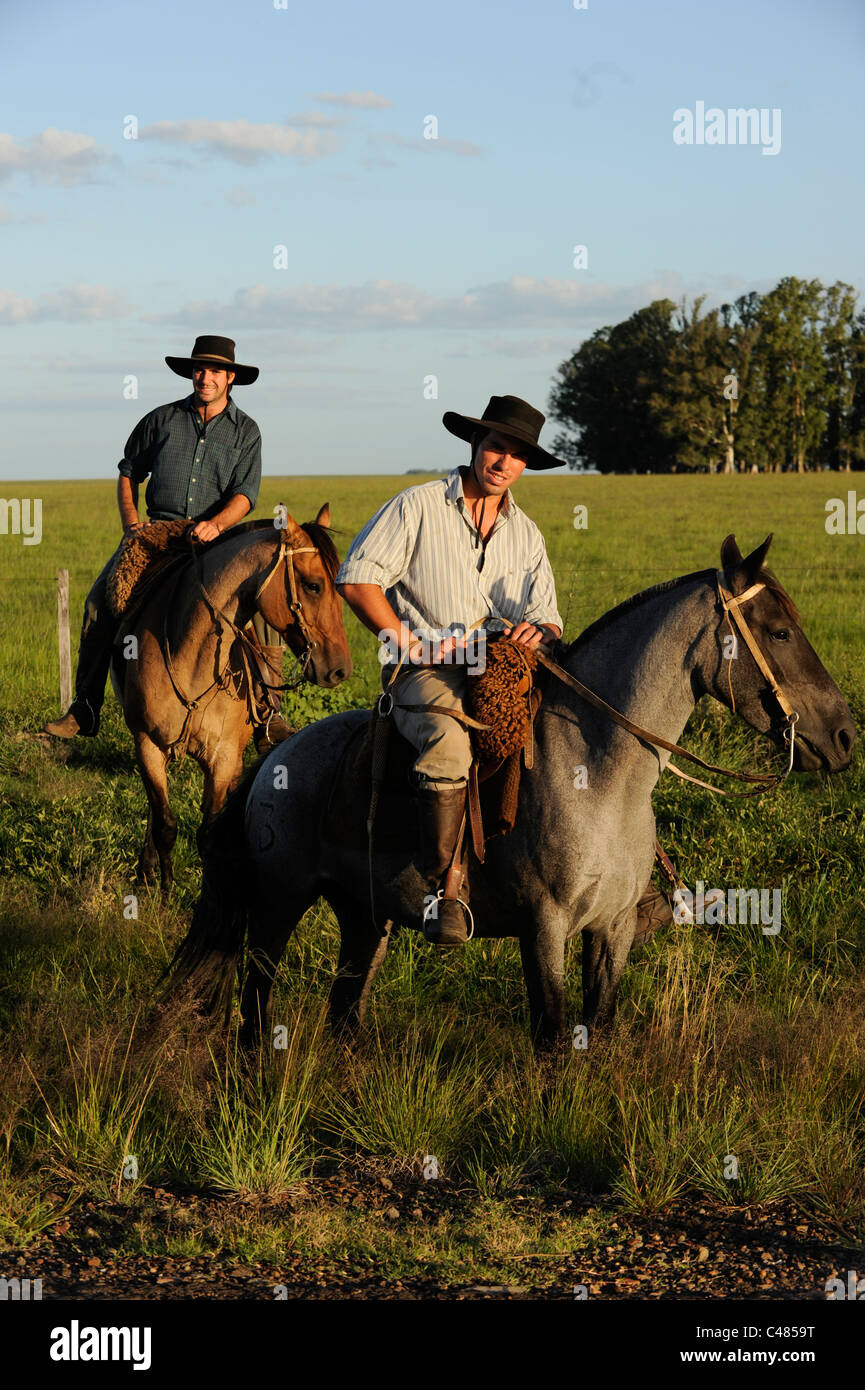 URUGUAY agricultura y ganadería , Gauchos a caballo Foto de stock