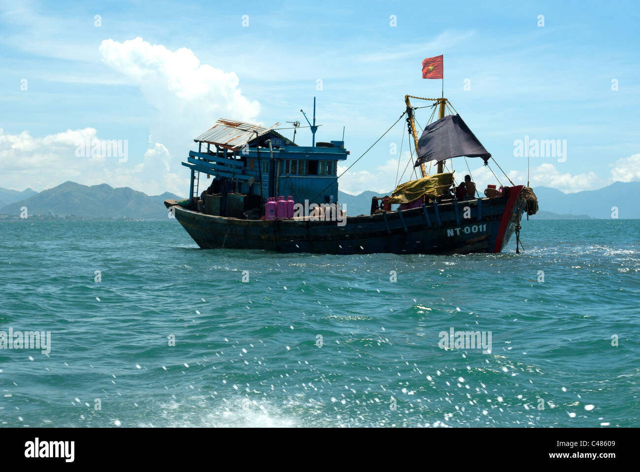 Barco de pescadores vietnamitas en el mar cerca de Nha Trang, Vietnam Foto de stock