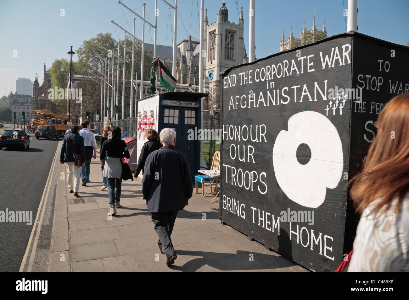 Pancartas de protesta anti-guerra en Parliament Square, fuera de las casas del parlamento en Westminster, Londres, Reino Unido. Foto de stock