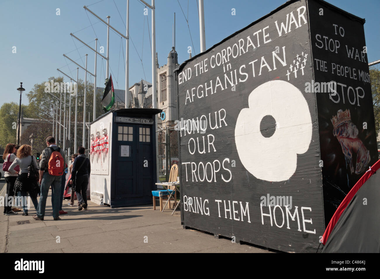 Pancartas de protesta anti-guerra en Parliament Square, fuera de las casas del parlamento en Westminster, Londres, Reino Unido. Foto de stock