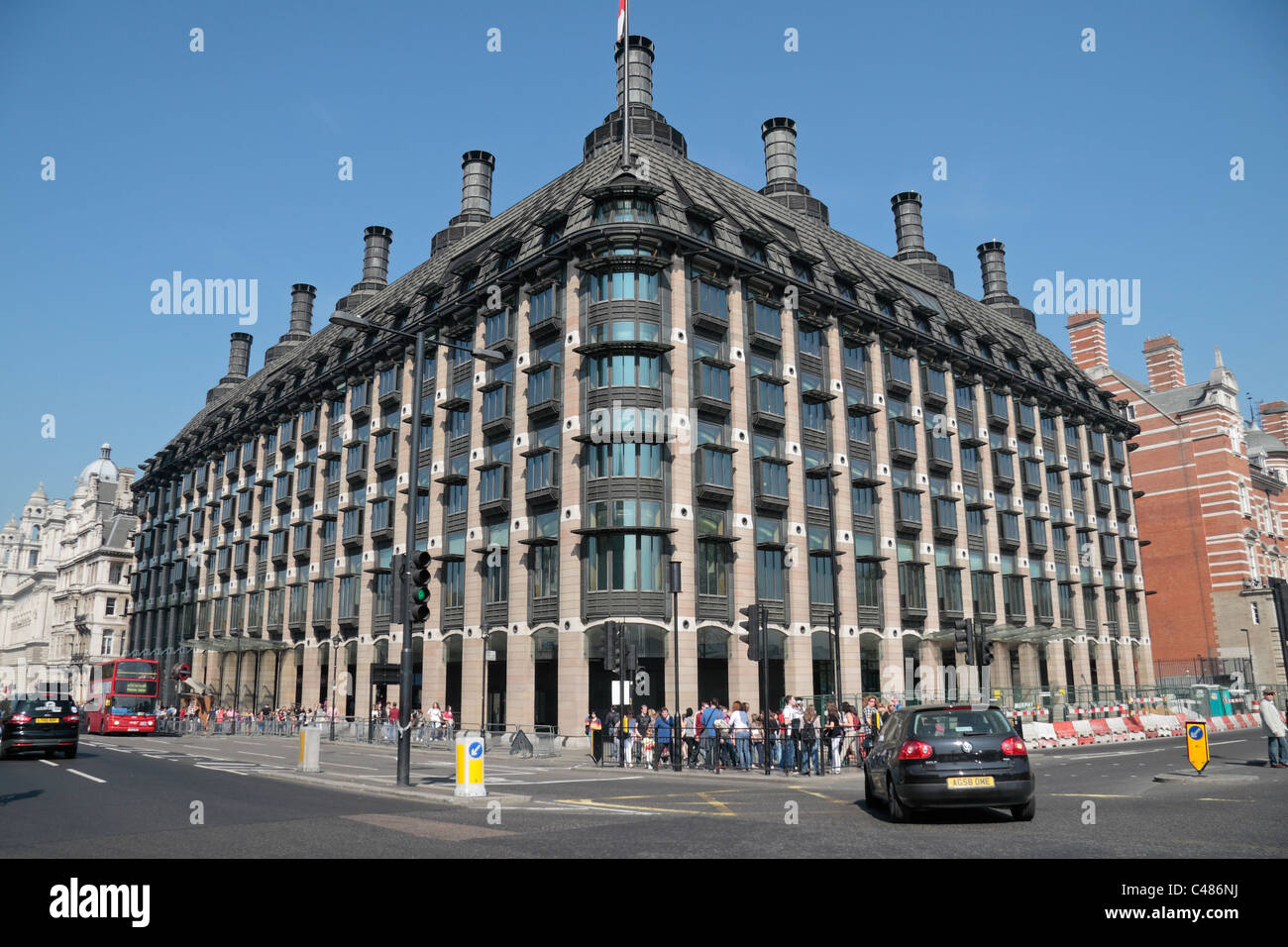 Portcullis House, el hogar de un tercio de los miembros del Parlamento Británico (frente a las Casas del Parlamento de Londres. Foto de stock