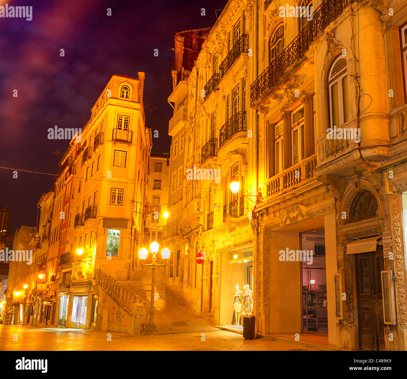 Edificio histórico y las calles de la ciudad alta en Coimbra, Portugal en la noche Foto de stock