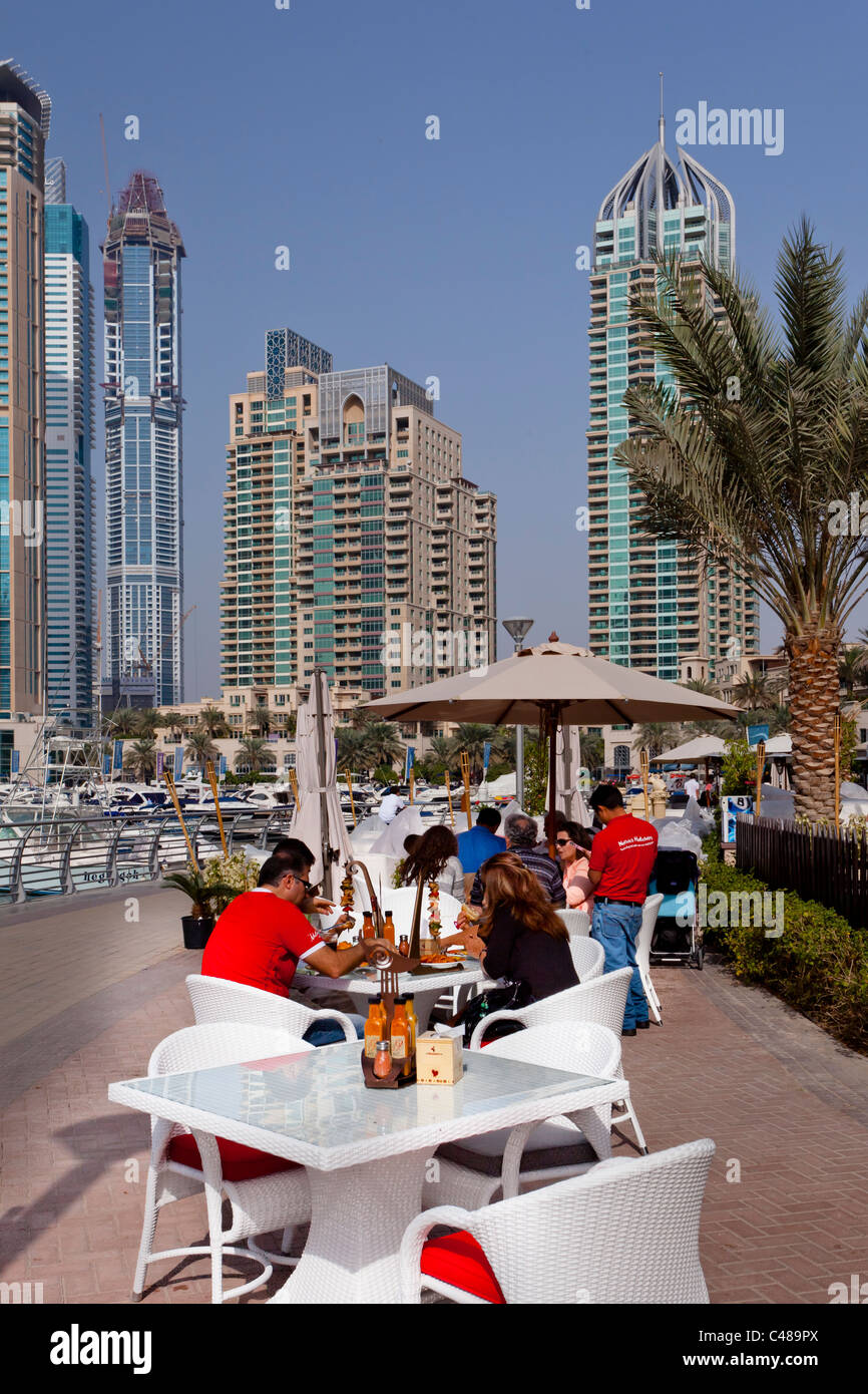 Hay un restaurante al aire libre en la zona del puerto deportivo de Dubai, EAU, del Golfo Pérsico. Foto de stock