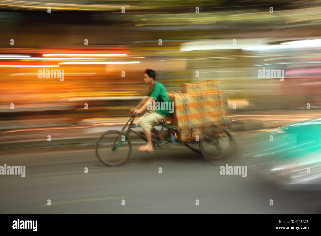 Captura de movimiento borrosa de rickshaw, Guangzhou, China Foto de stock