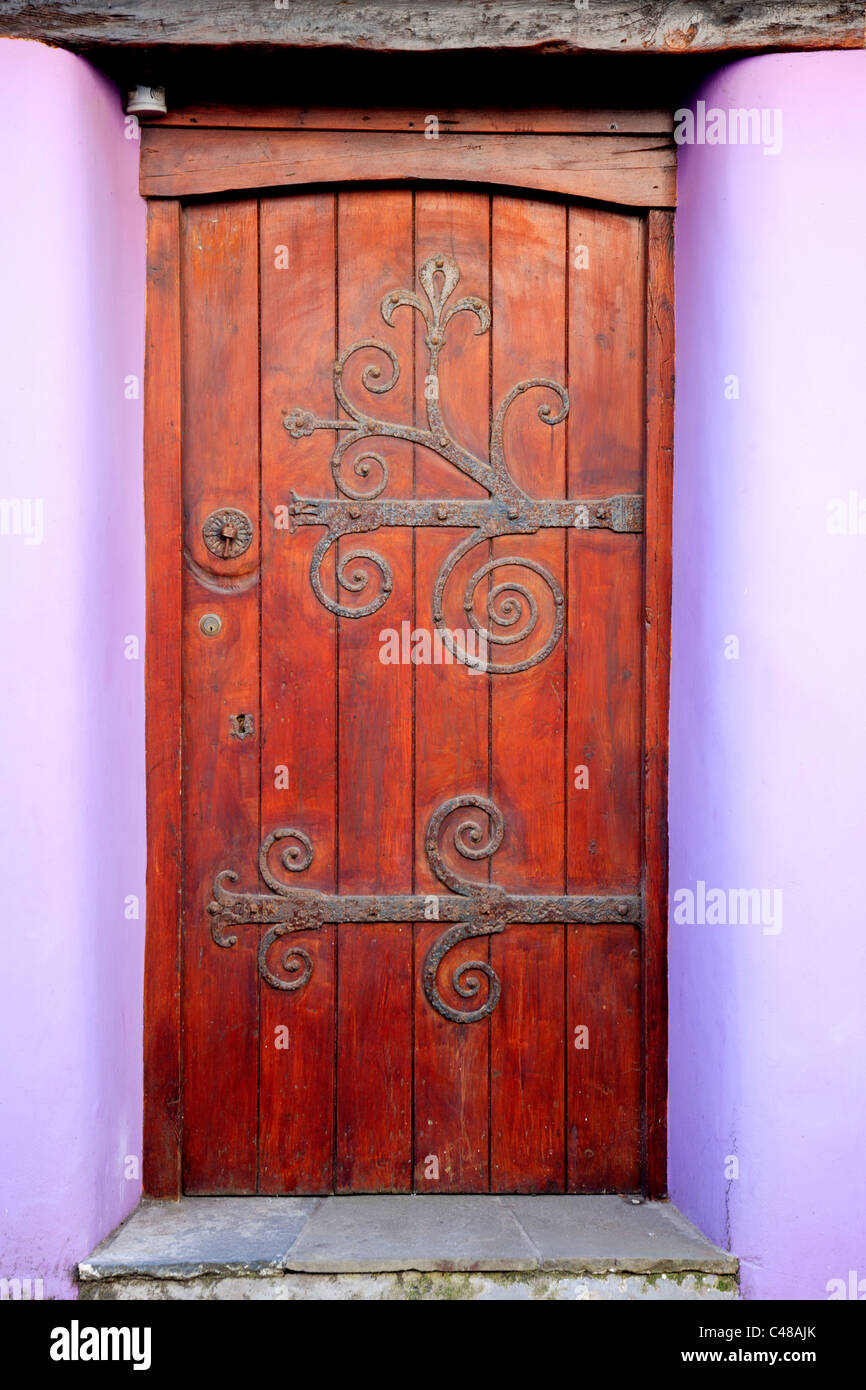Puerta de madera antigua con ornamentaciones de hierro, KInsale, Condado de Cork en Irlanda Foto de stock