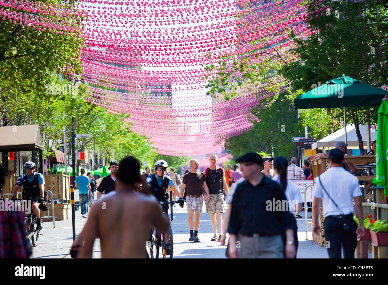 Las bolas de color rosa decoración Le Village gai o la aldea barrio gay de Montreal, Canadá Foto de stock