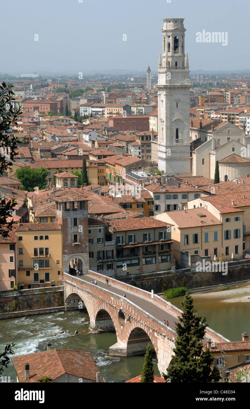 El campanile del Duomo y del Ponte Pietra en el Fiume Adige en Verona Foto de stock