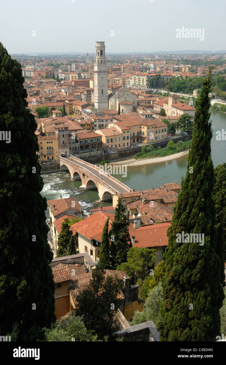 El campanile del Duomo y del Ponte Pietra en el Fiume Adige en Verona Foto de stock