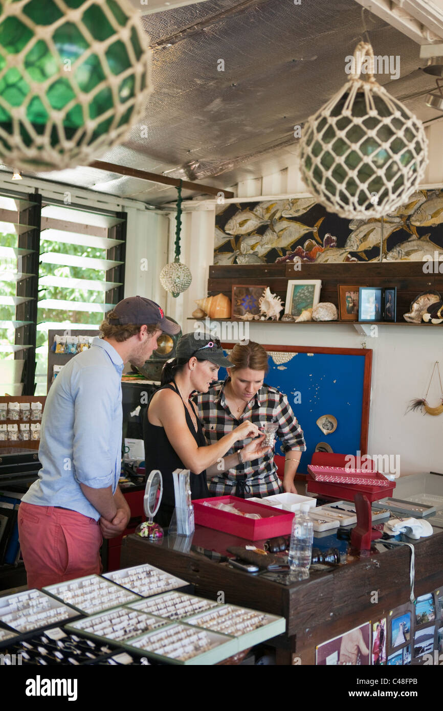 Los turistas comprar joyería en perla Kazu Perlas. Viernes Isla, Islas del Estrecho de Torres, Queensland, Australia Foto de stock