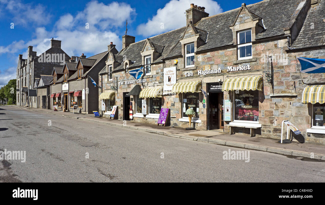 Tiendas en la calle principal del pueblo escocés Tomintoul en Escocia de Moray. Foto de stock