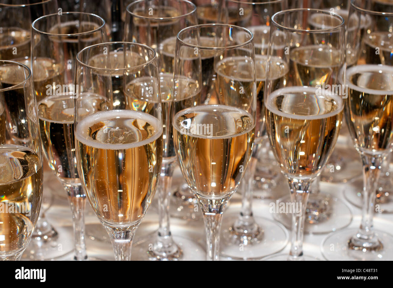 Copas de champaña flauta llena con Champán Foto de stock