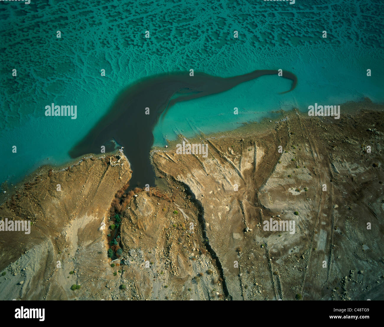 Vista aérea de una inundación spiling hasta el mar Muerto Foto de stock