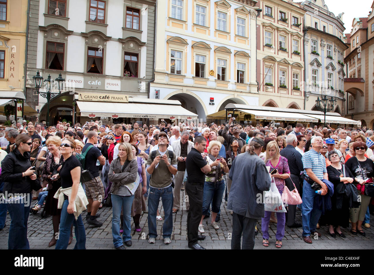 Los turistas mirando el reloj astronómico de Praga o Orloj Foto de stock