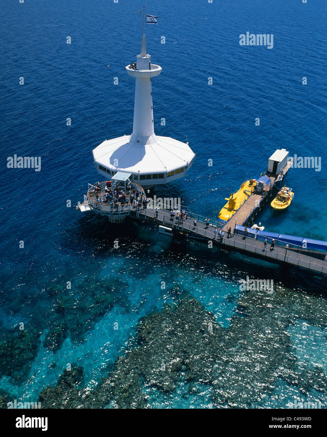 Fotografía aérea del observatorio submarino y el submarino amarillo en Eilat Foto de stock