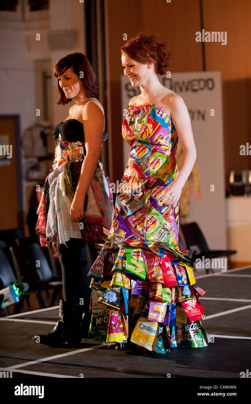 Dos chicas adolescentes en una pasarela vestidos modelos elaborados a  partir de residuos reciclados y crujiente contenedores para GCSE curso  textil, REINO UNIDO Fotografía de stock - Alamy