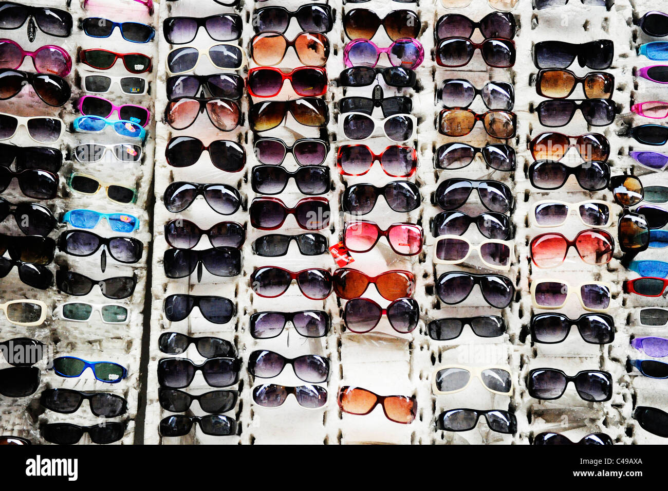 Detalle de una parada callejera en Cartagena, Colombia vende diversos tipos  de gafas de sol Fotografía de stock - Alamy