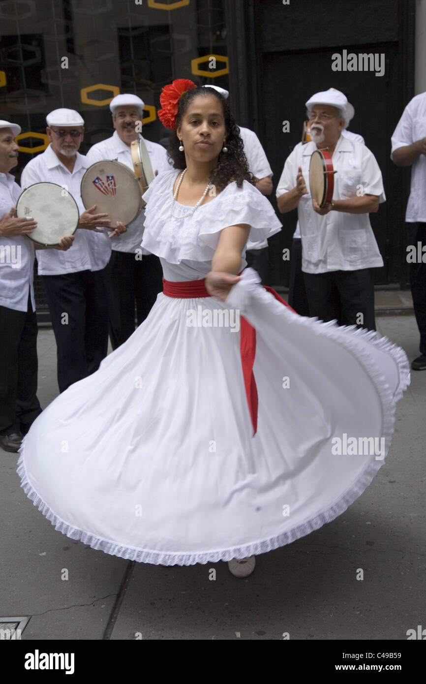 La música tradicional de Puerto Rico y un grupo de danza realizan a la  Danza desfile de NYC Fotografía de stock - Alamy