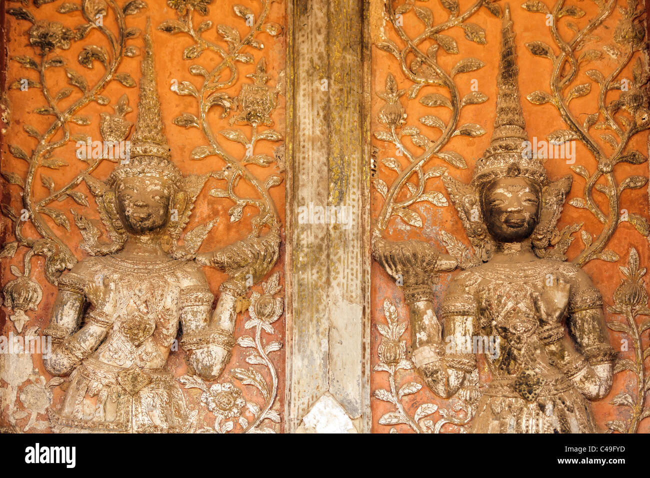 Detalle de la puerta y antiguo templo budista, Wat Si Saket, en Vientiane, Laos Foto de stock