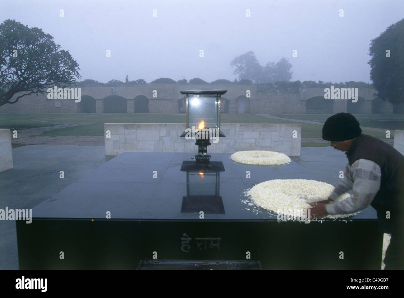 Fotografía de la tumba de Mahatma Gandi en Delhi, India Foto de stock