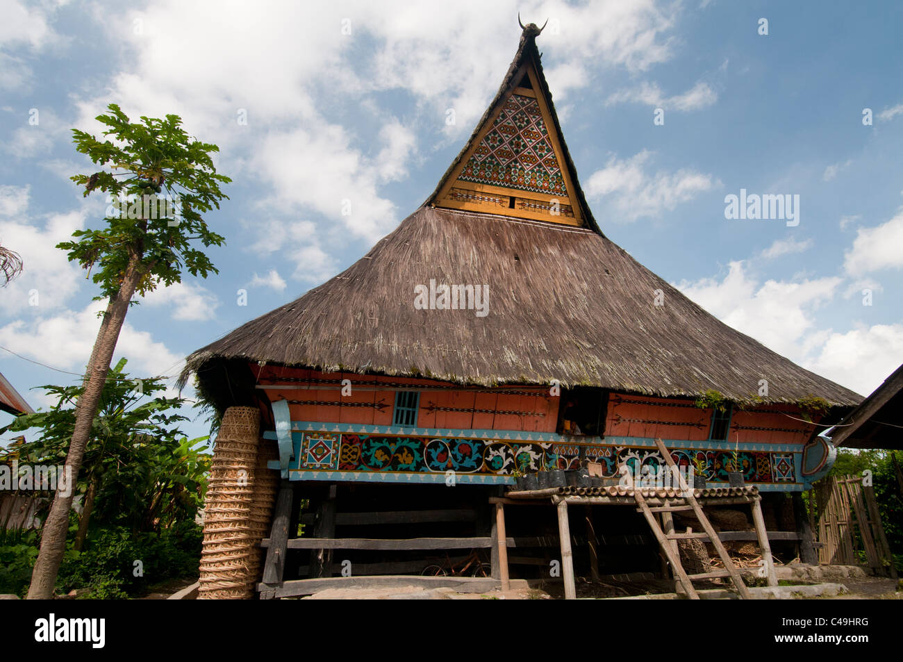 Tradicional casa de pueblo Batak Lingga, cerca de Berastagi, Sumatra, Indonesia Foto de stock