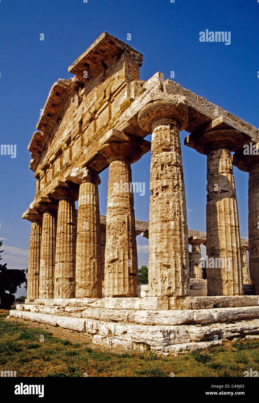 Vista frontal del Templo (Basílica) de HERA II en las ruinas de la