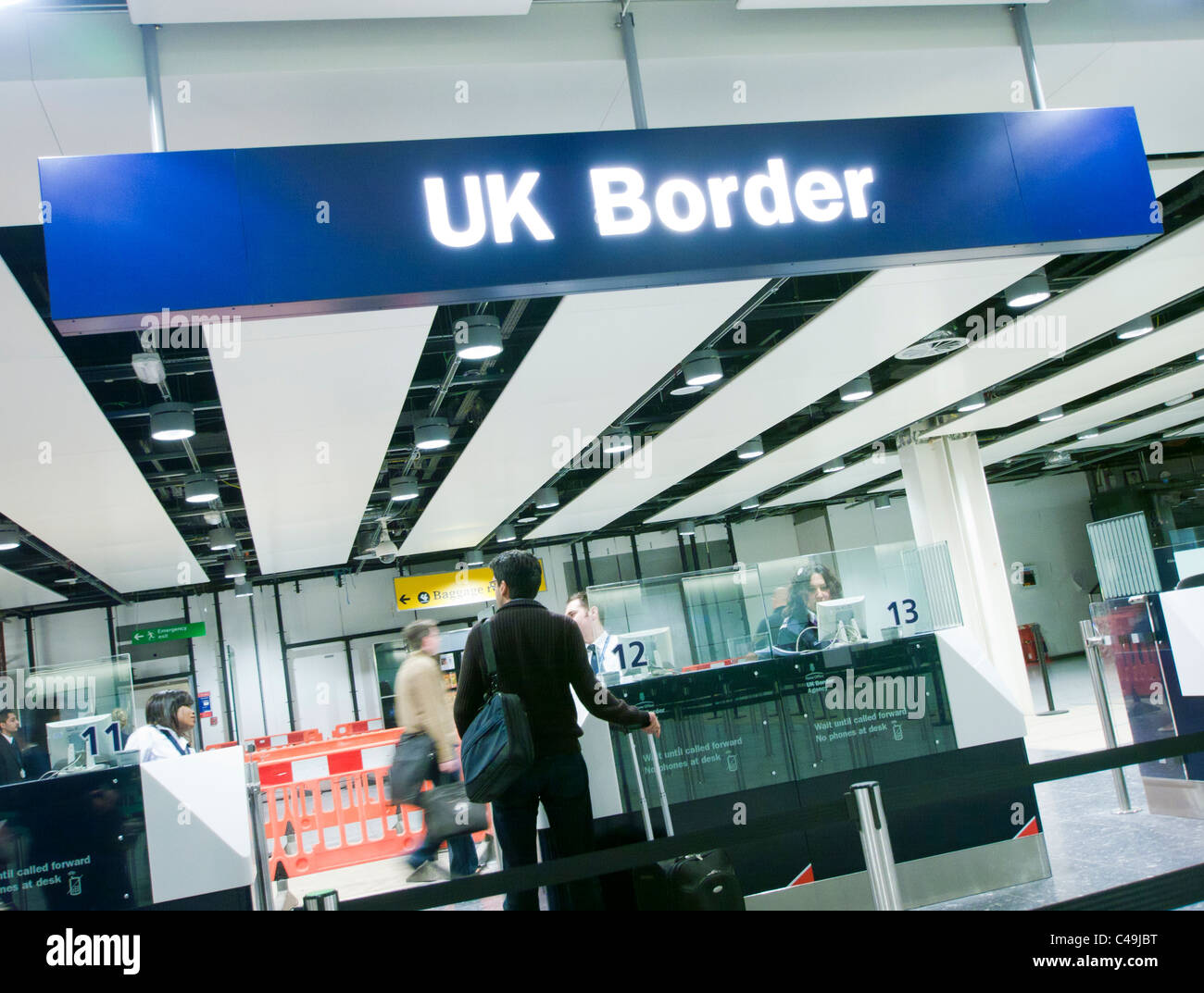 La inmigración en el Reino Unido el control fronterizo en un aeropuerto en Gran Bretaña Foto de stock
