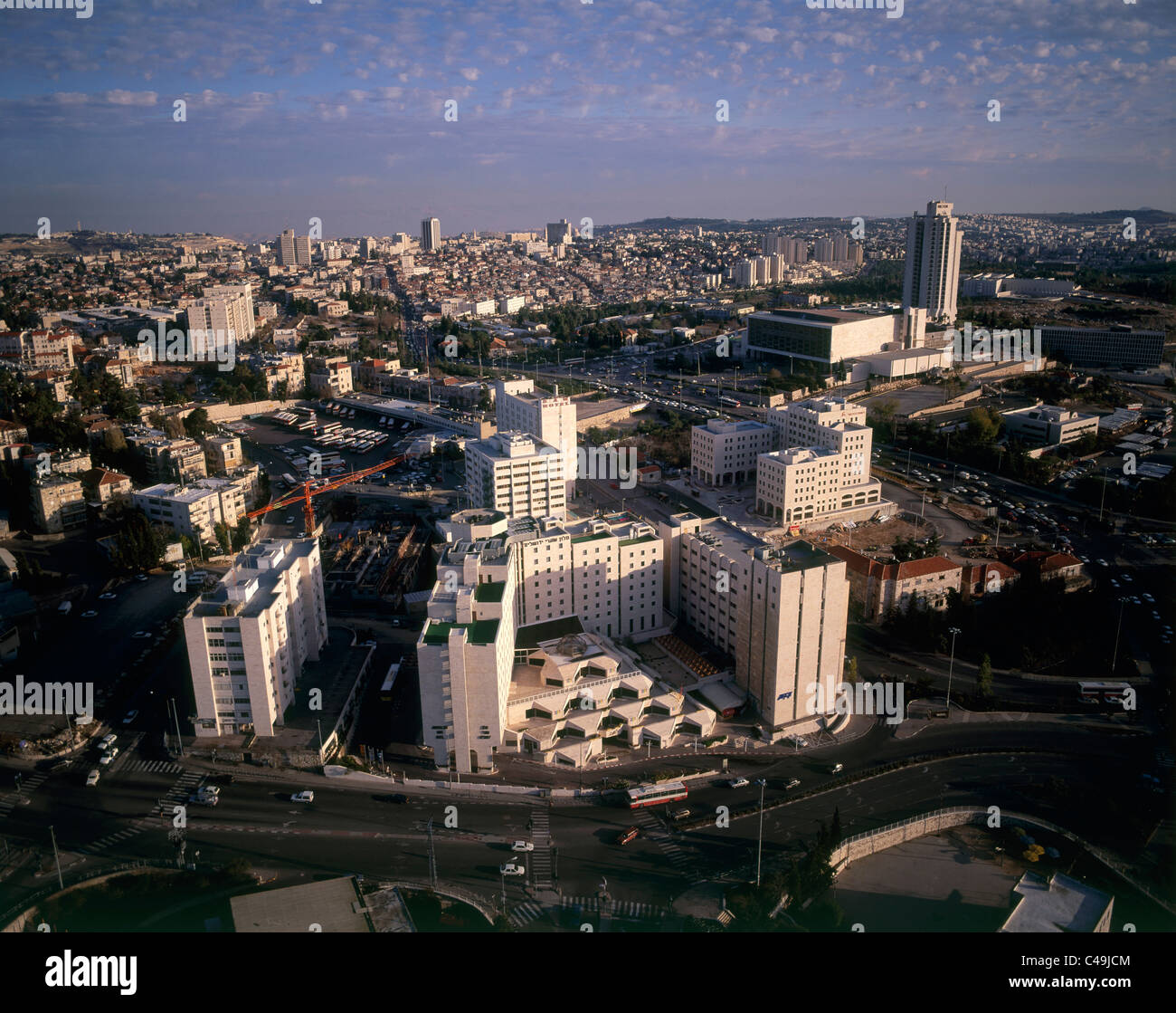 Fotografía aérea del Centro 1 centro comercial y el Hotel Gates de Jerusalén en la nueva ciudad de Jerusalén Foto de stock