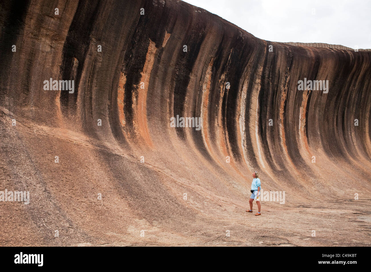 Turista en Wave Rock, una formación rocosa natural cerca de Hyden, Australia Occidental, Australia Foto de stock