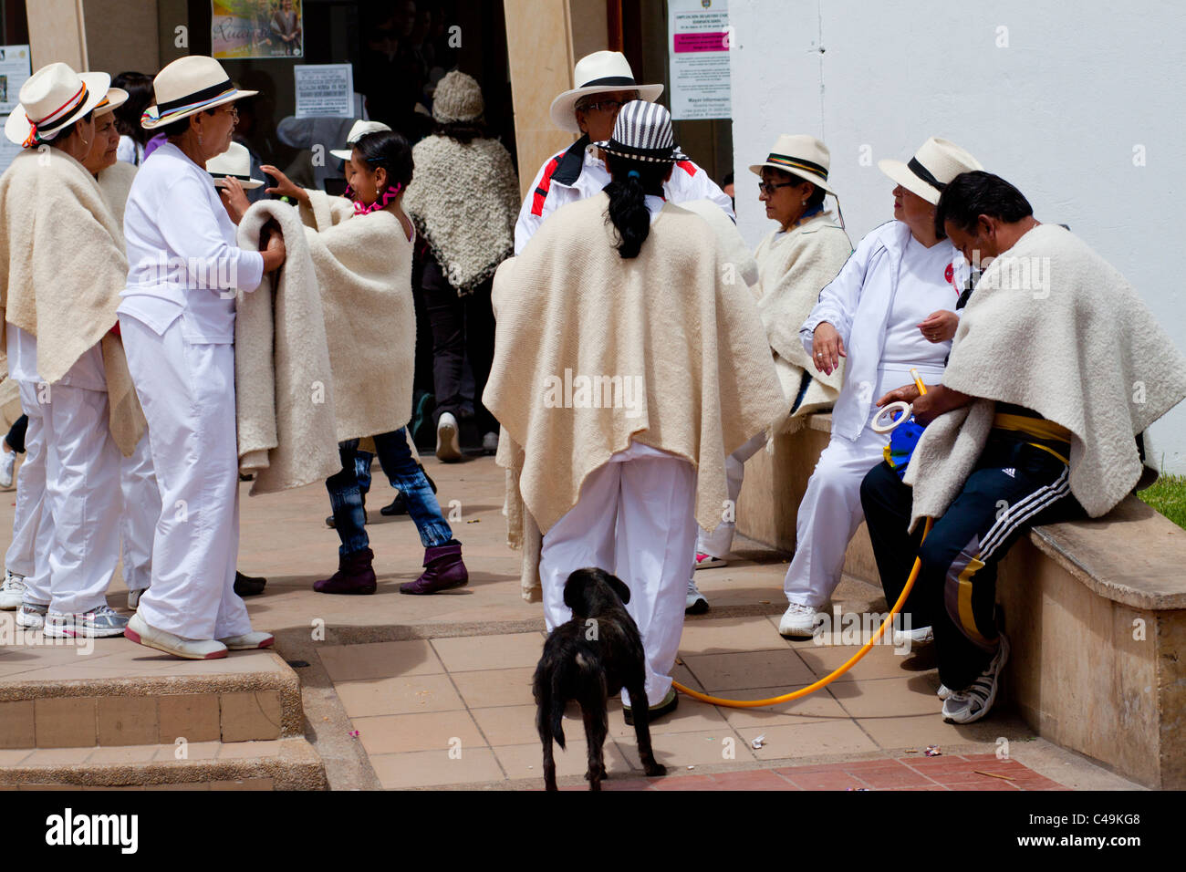 Personas vestidas con trajes típicos de la región, esperando el inicio del desfile para el Festival de la lana. Nobsa, Colombia Foto de stock