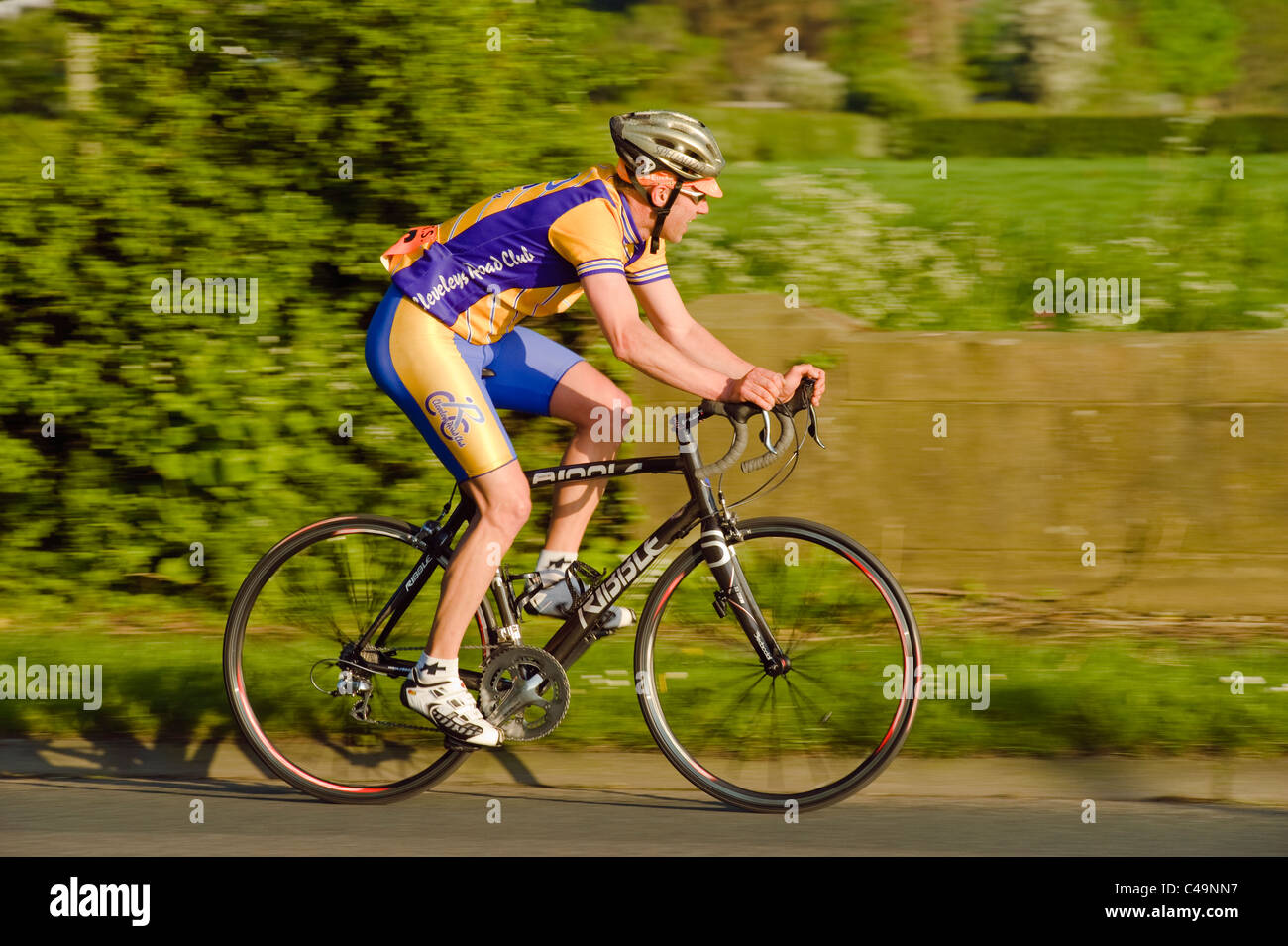Ciclista en carrera contrarreloj cerca de Preston, Lancashire, Inglaterra Foto de stock