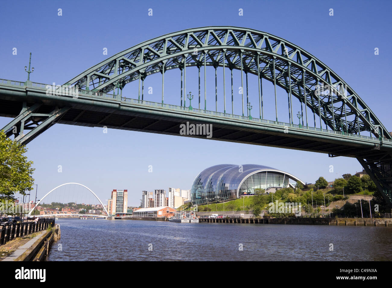 El Tyne Bridge es un arco a través del puente sobre el río Tyne en el noreste de Inglaterra Foto de stock